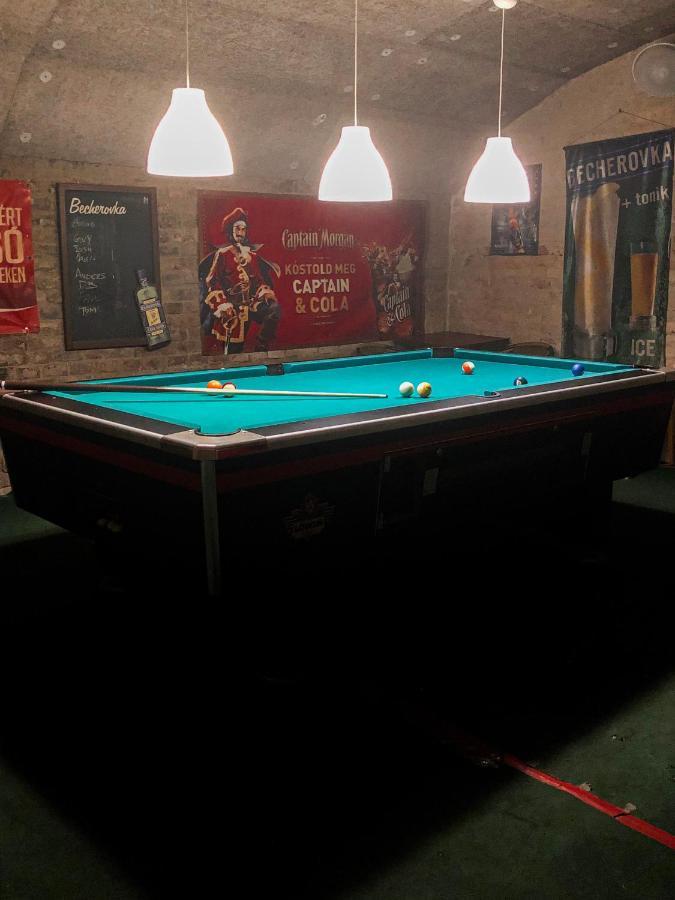 Whole Basement Former Pub2 For Stag Do, Men's Cave Apartamento