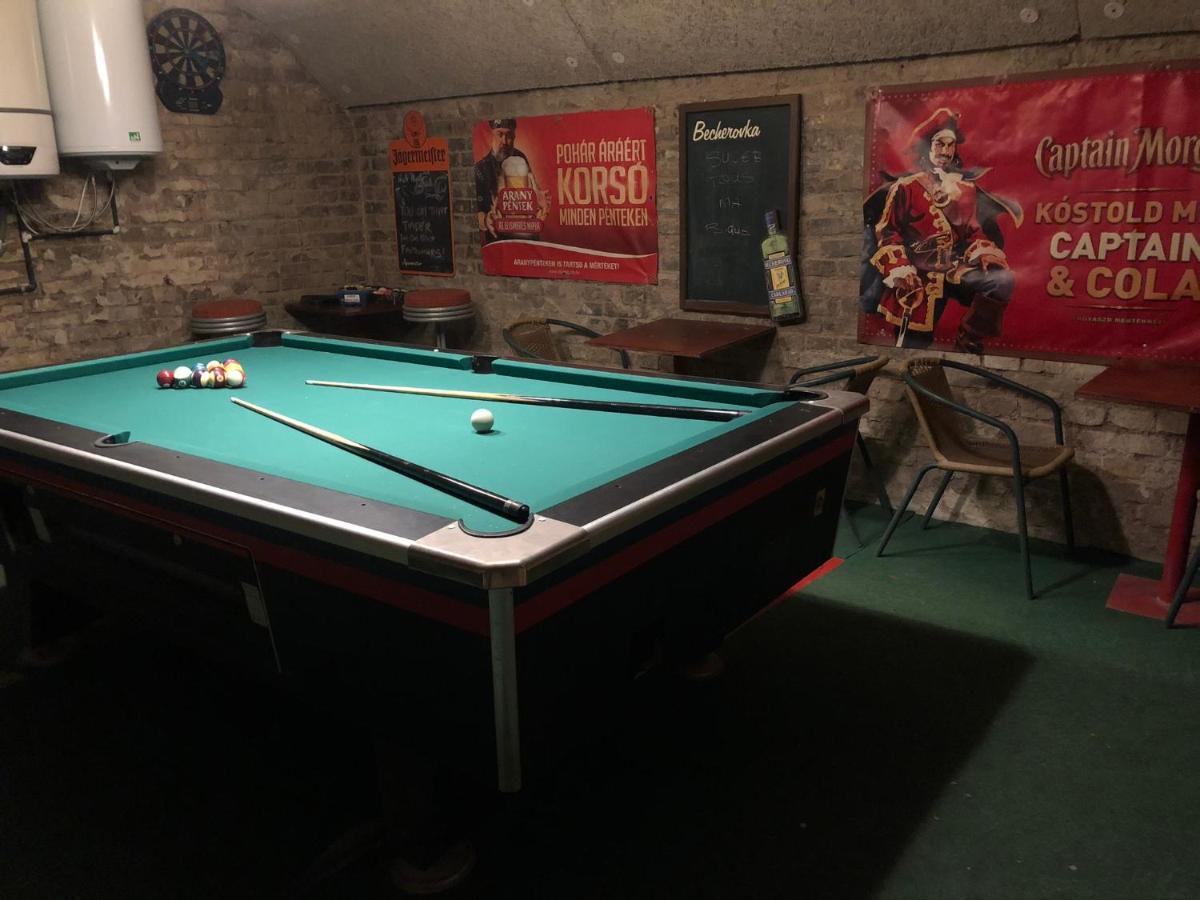 Whole Basement Former Pub2 For Stag Do, Men's Cave Apartamento Budapeste